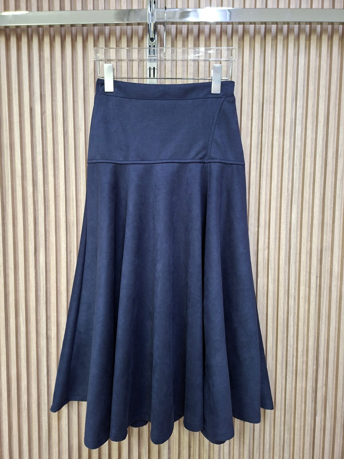 Falda Gamuza Arya. Super Comoda, Femenina, Con Corte A Que Le Da Una Caida Espectacular Al Caminar, Modelo Casual Y Versatil, En Tallas Compartidas S/M Y M/G.