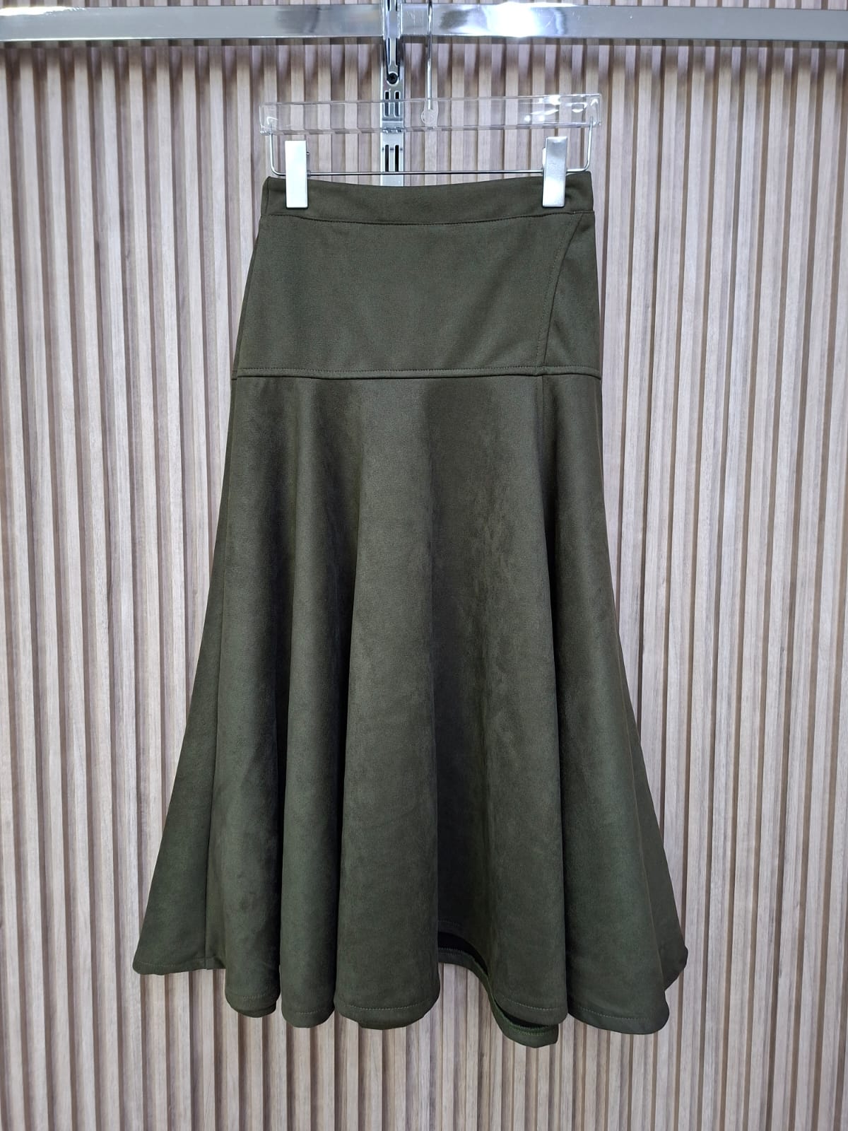 Falda Gamuza Arya. Super Comoda, Femenina, Con Corte A Que Le Da Una Caida Espectacular Al Caminar, Modelo Casual Y Versatil, En Tallas Compartidas S/M Y M/G.