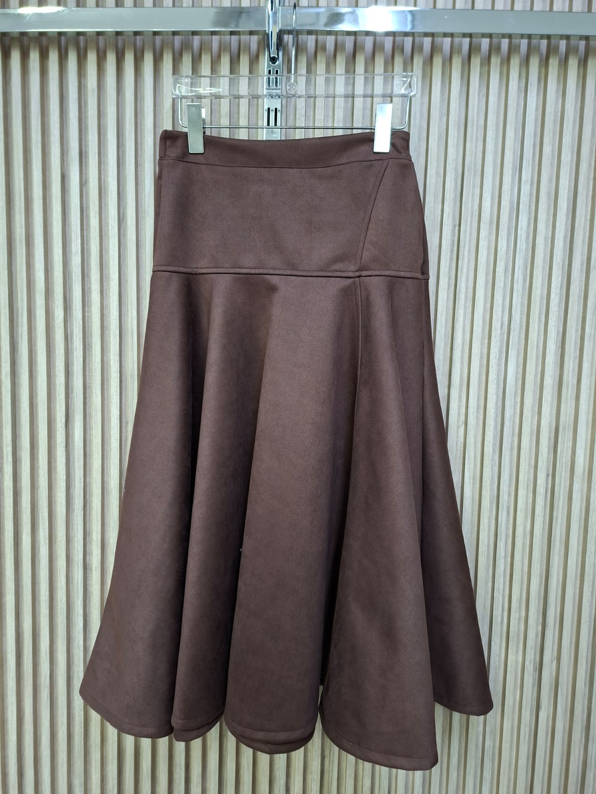 Falda Gamuza Arya. Super Comoda, Femenina, Con Corte A Que Le Da Una Caida Espectacular Al Caminar, Modelo Casual Y Versatil, En Tallas Compartidas S/M Y M/G.