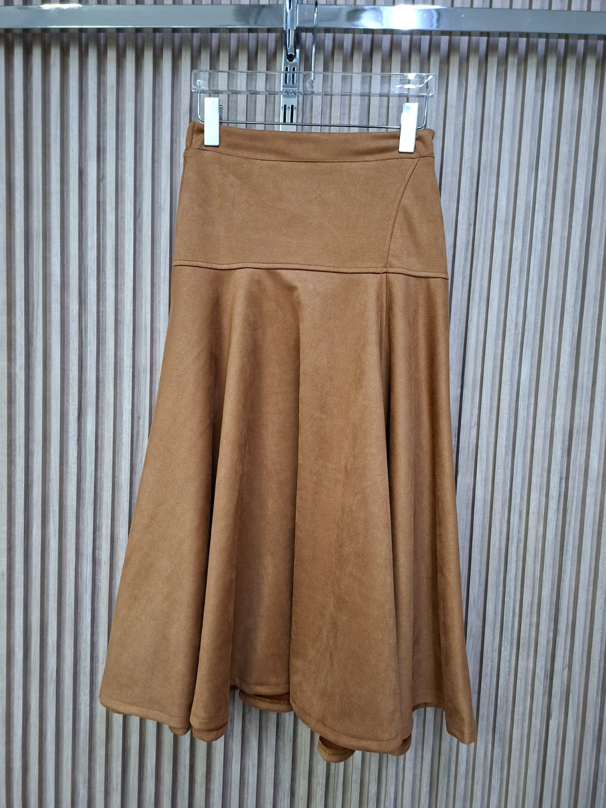 Falda Gamuza Arya. Super Comoda, Femenina, Con Corte A Que Le Da Una Caida Espectacular Al Caminar, Modelo Casual Y Versatil, En Tallas Compartidas S/M Y M/G.