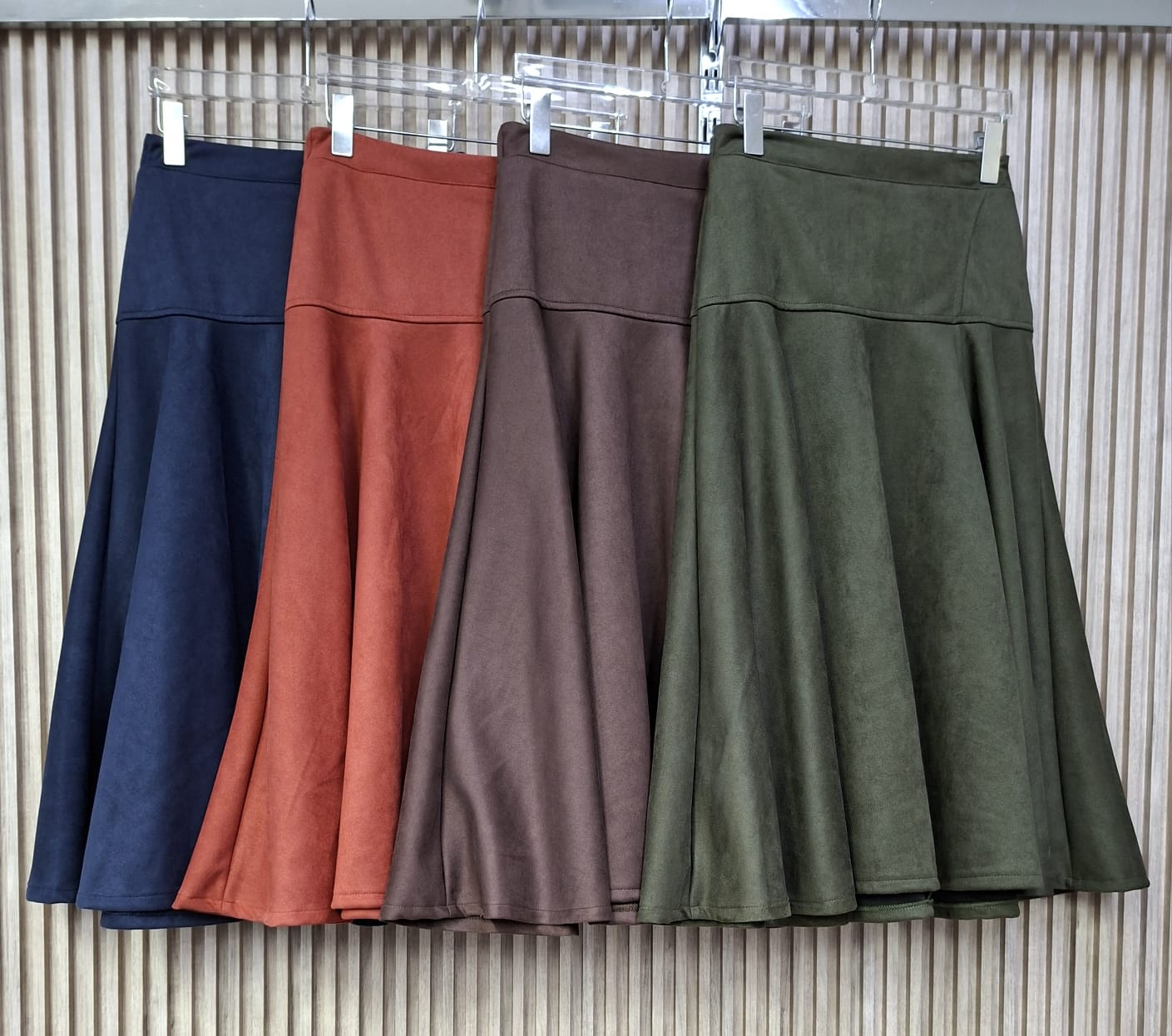 Falda Gamuza Arya. Super Comoda, Femenina, Con Corte A Que Le Da Una Caida Espectacular Al Caminar, Modelo Casual Y Versatil, En Tallas Compartidas S/M Y M/G.