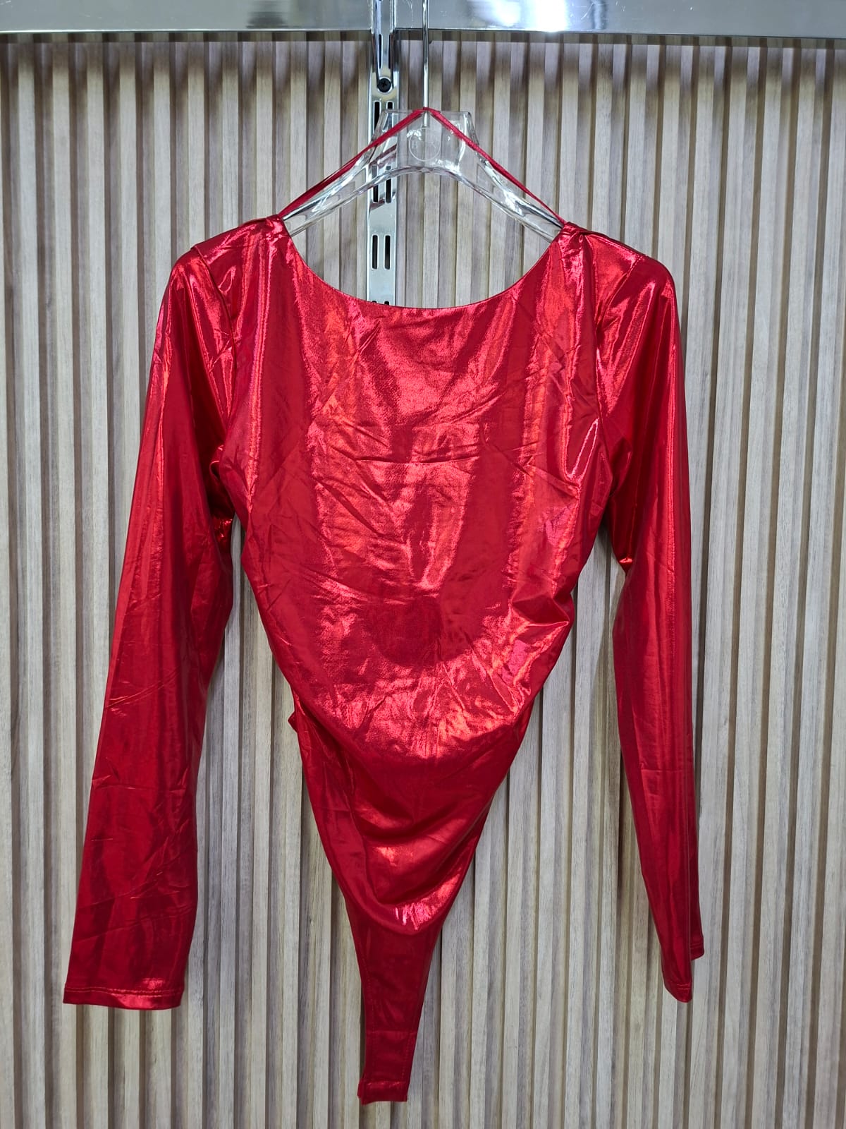 Body Platino Manga larga. Super Elegante, Con Un Escote En La Espalda, El Cual Te Hace Lucir Bella Y Sofisticada.