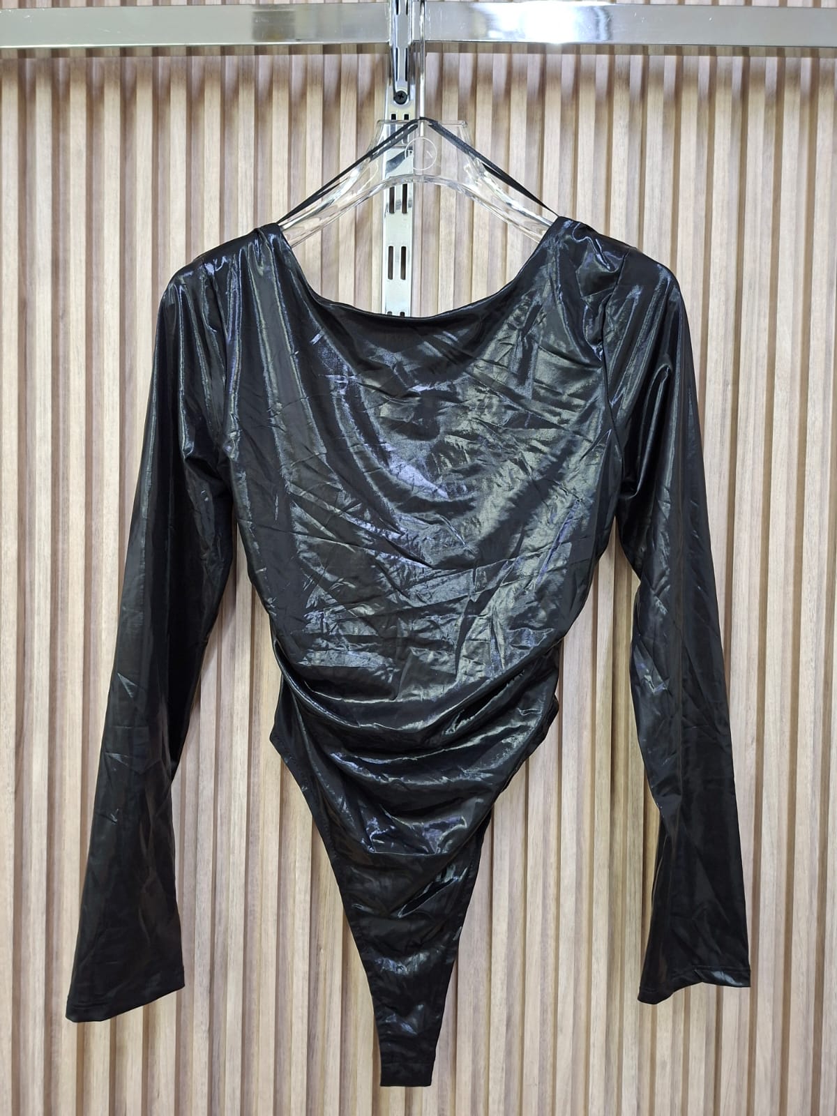 Body Platino Manga larga. Super Elegante, Con Un Escote En La Espalda, El Cual Te Hace Lucir Bella Y Sofisticada.