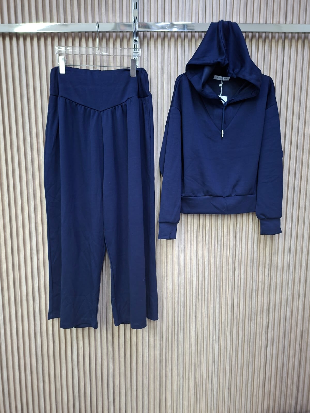 Set De Pants Eira. Un Modelo Muy Comodo, Fresco Y A La Vez Deportivo, El Cual Te Hace SentirteLibre, Sofisticada Y Relajada, El Pantalon Es De Patas Anchas, Presenta Una Cintura Alta Y Un Diseño Muy Favorecedor Con Un Canesú En Forma De "V"