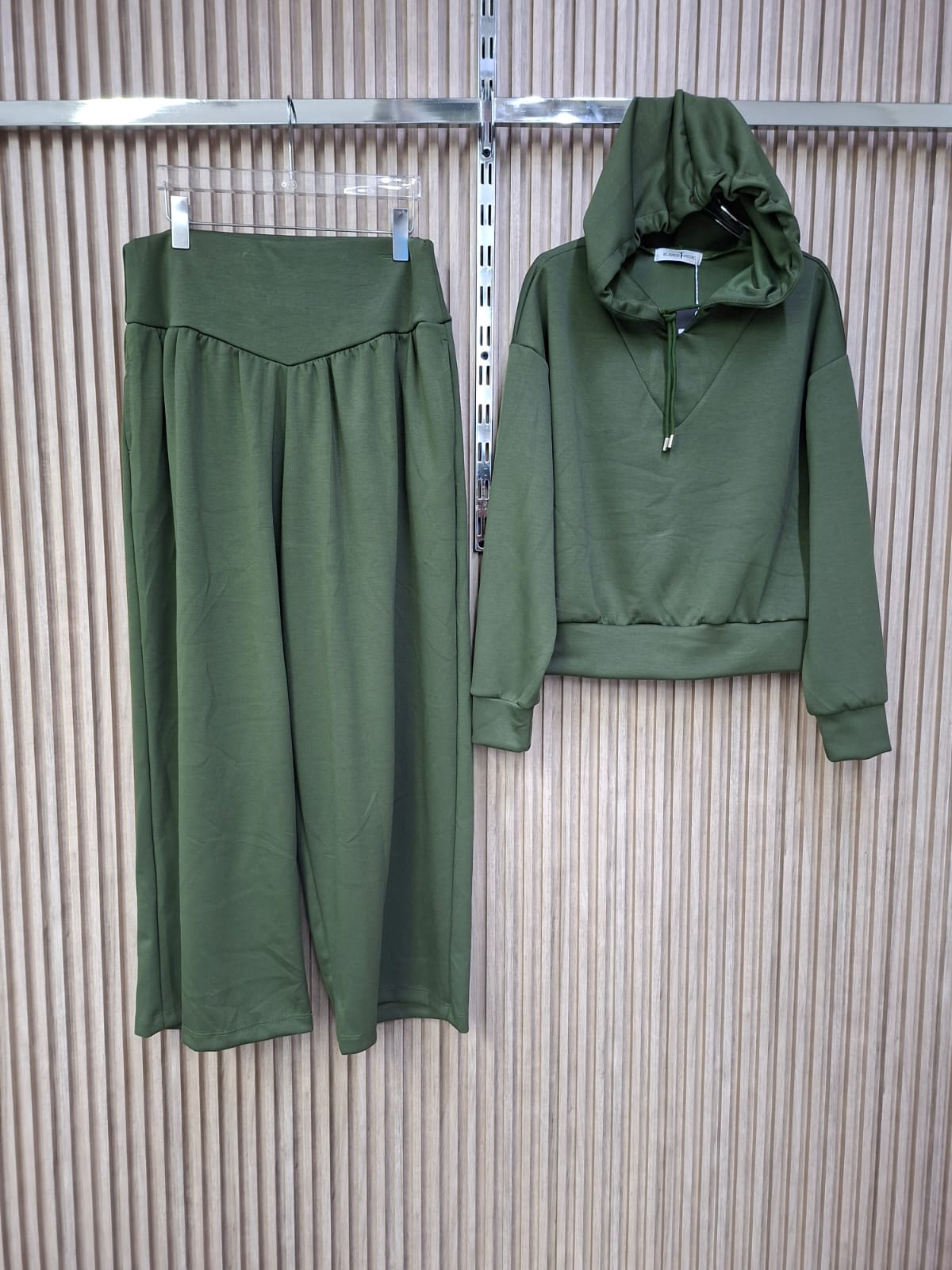 Set De Pants Eira. Un Modelo Muy Comodo, Fresco Y A La Vez Deportivo, El Cual Te Hace SentirteLibre, Sofisticada Y Relajada, El Pantalon Es De Patas Anchas, Presenta Una Cintura Alta Y Un Diseño Muy Favorecedor Con Un Canesú En Forma De "V"