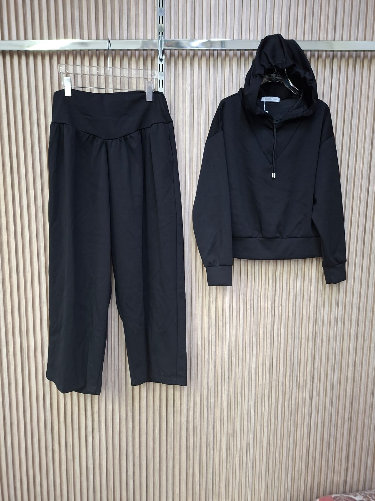 Set De Pants Eira. Un Modelo Muy Comodo, Fresco Y A La Vez Deportivo, El Cual Te Hace SentirteLibre, Sofisticada Y Relajada, El Pantalon Es De Patas Anchas, Presenta Una Cintura Alta Y Un Diseño Muy Favorecedor Con Un Canesú En Forma De "V"