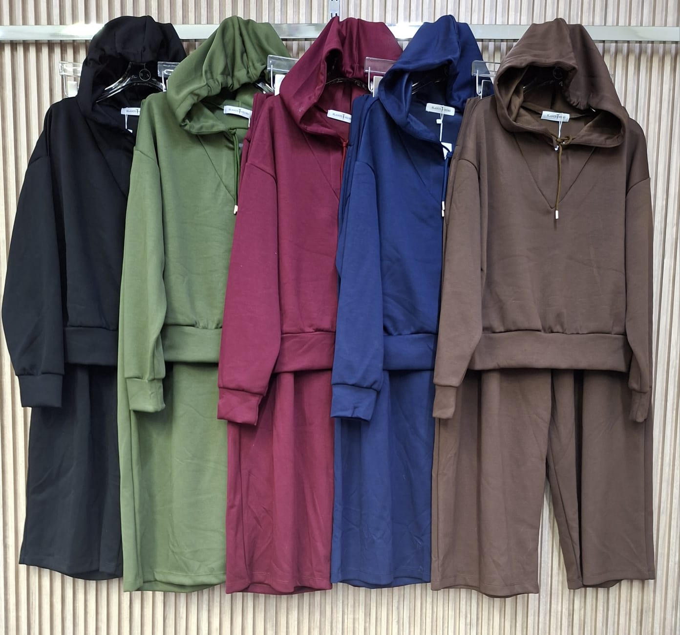 Set De Pants Eira. Un Modelo Muy Comodo, Fresco Y A La Vez Deportivo, El Cual Te Hace SentirteLibre, Sofisticada Y Relajada, El Pantalon Es De Patas Anchas, Presenta Una Cintura Alta Y Un Diseño Muy Favorecedor Con Un Canesú En Forma De "V"