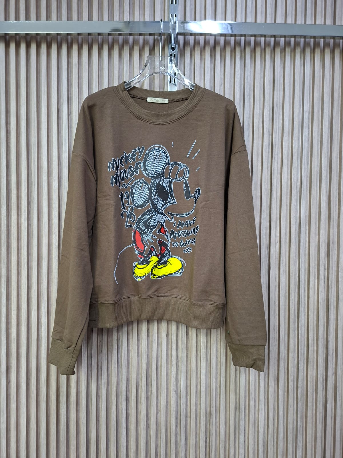 Sudadera Terry Grafiti. Ideal Para Sentirte Comoda, Con Un Poco De Humor, El Estampado Le Da Un Estilo De Aire Moderno, Una Prenda Basica, Pero Con Mucha Personalidad.