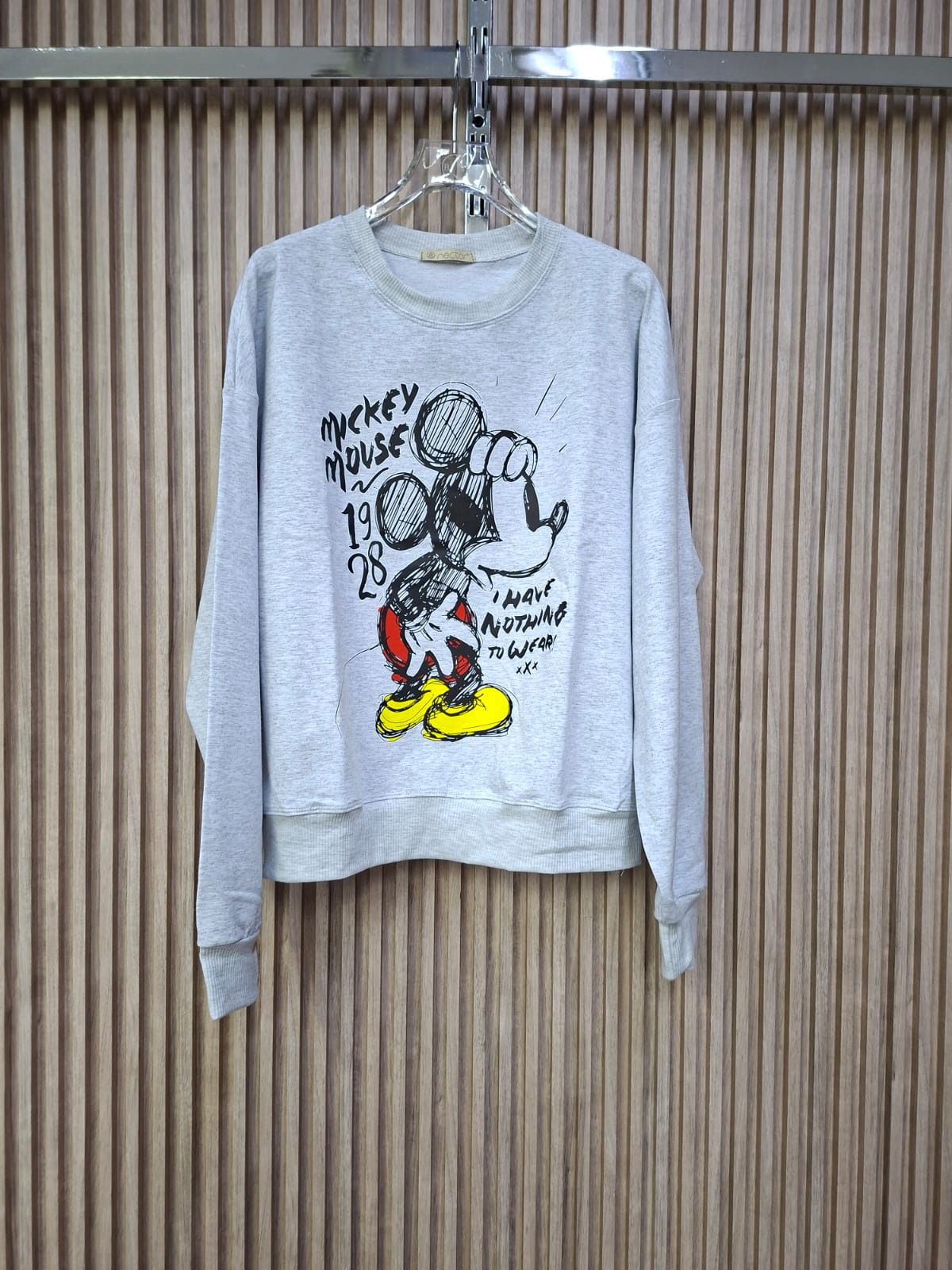 Sudadera Terry Grafiti. Ideal Para Sentirte Comoda, Con Un Poco De Humor, El Estampado Le Da Un Estilo De Aire Moderno, Una Prenda Basica, Pero Con Mucha Personalidad.