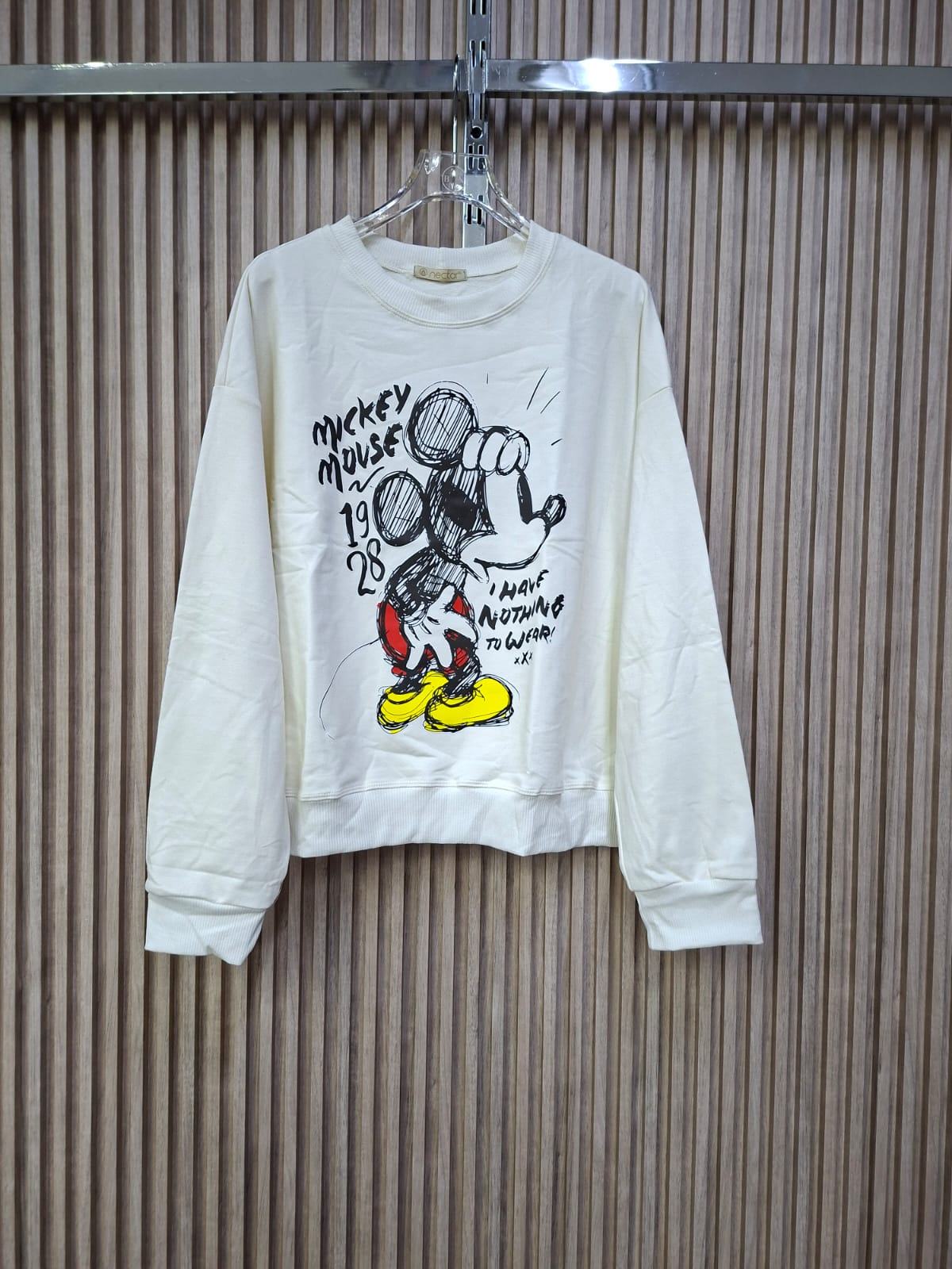 Sudadera Terry Grafiti. Ideal Para Sentirte Comoda, Con Un Poco De Humor, El Estampado Le Da Un Estilo De Aire Moderno, Una Prenda Basica, Pero Con Mucha Personalidad.