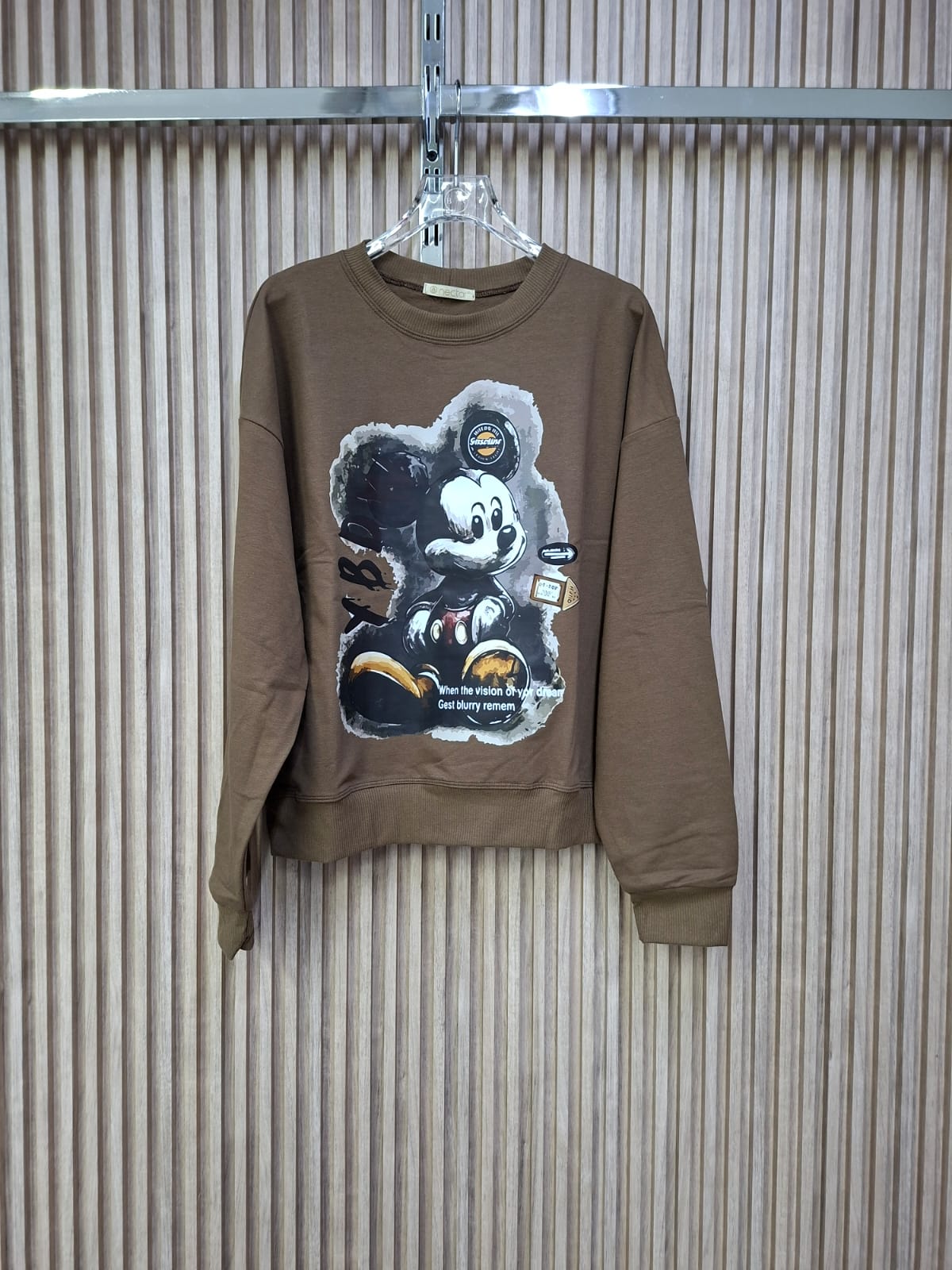 Sudadera Terry Ratoncito. De Tela Algodon Suave, Prenda Basica Con Personalidad Y Humor, El Estampado Le Da Un Estilo Moderno Y Comico.