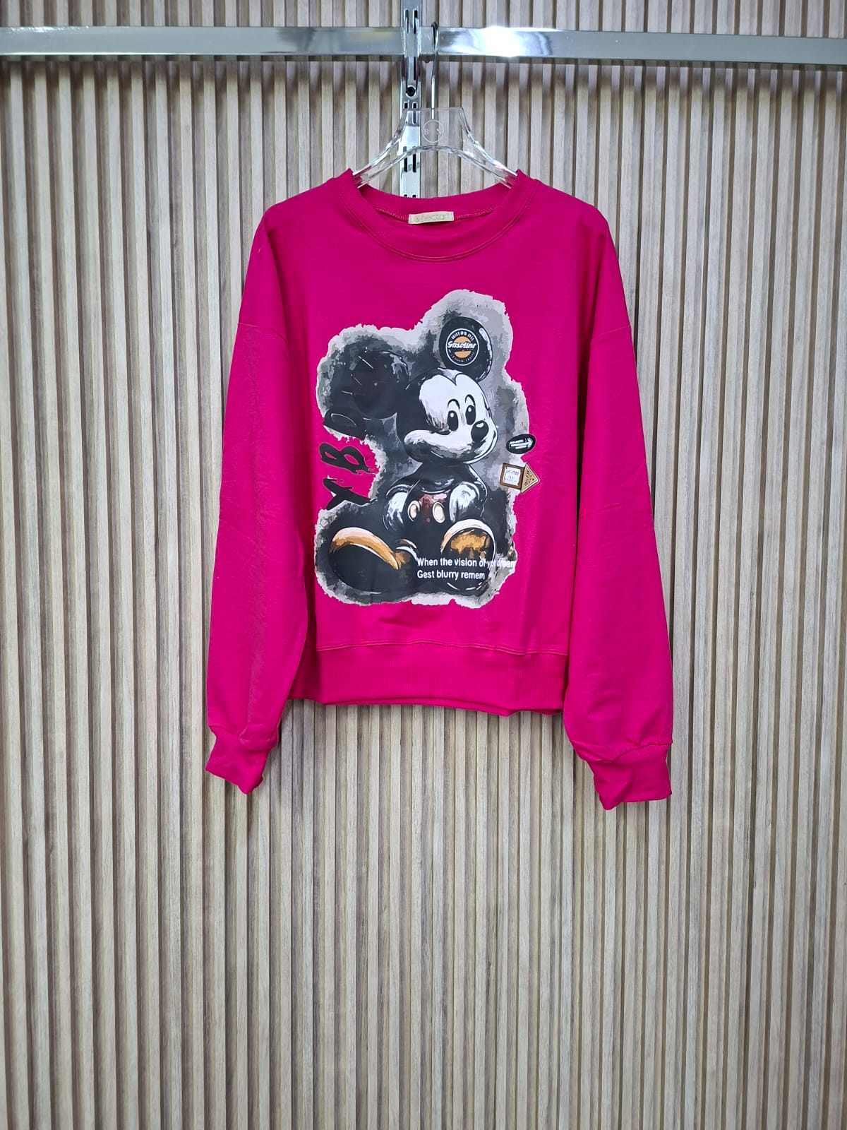 Sudadera Terry Ratoncito. De Tela Algodon Suave, Prenda Basica Con Personalidad Y Humor, El Estampado Le Da Un Estilo Moderno Y Comico.