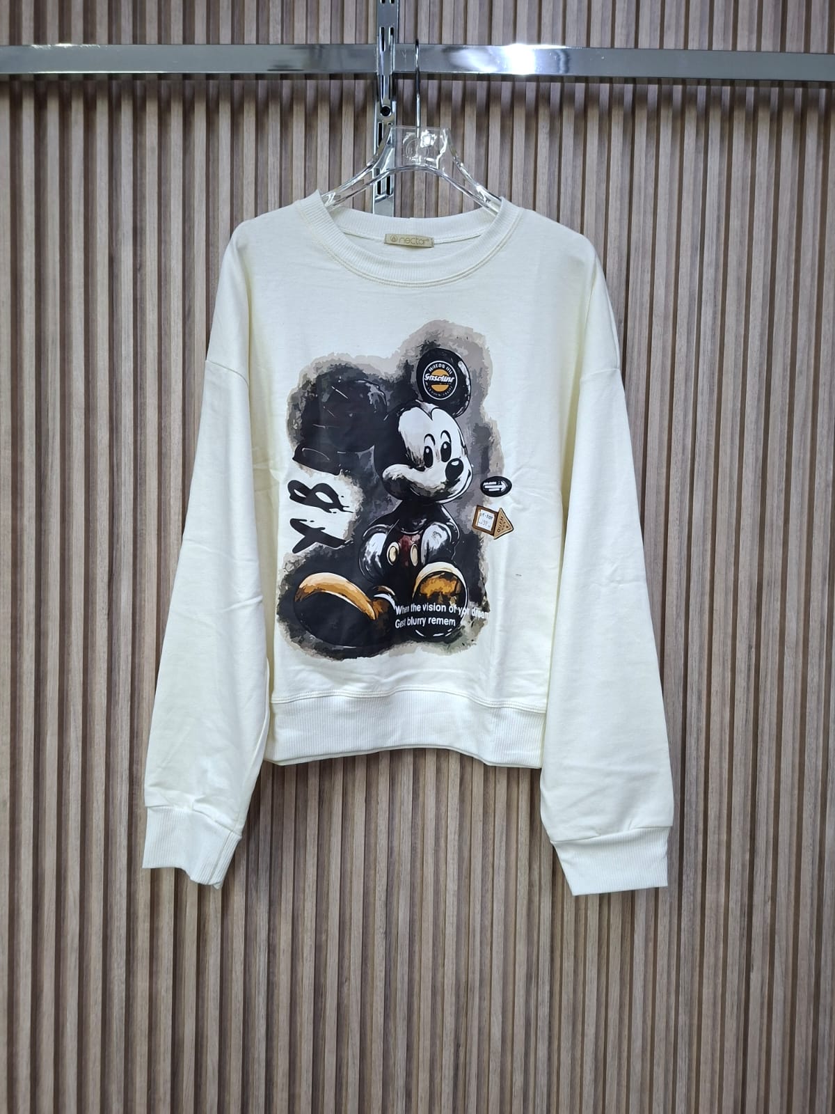 Sudadera Terry Ratoncito. De Tela Algodon Suave, Prenda Basica Con Personalidad Y Humor, El Estampado Le Da Un Estilo Moderno Y Comico.