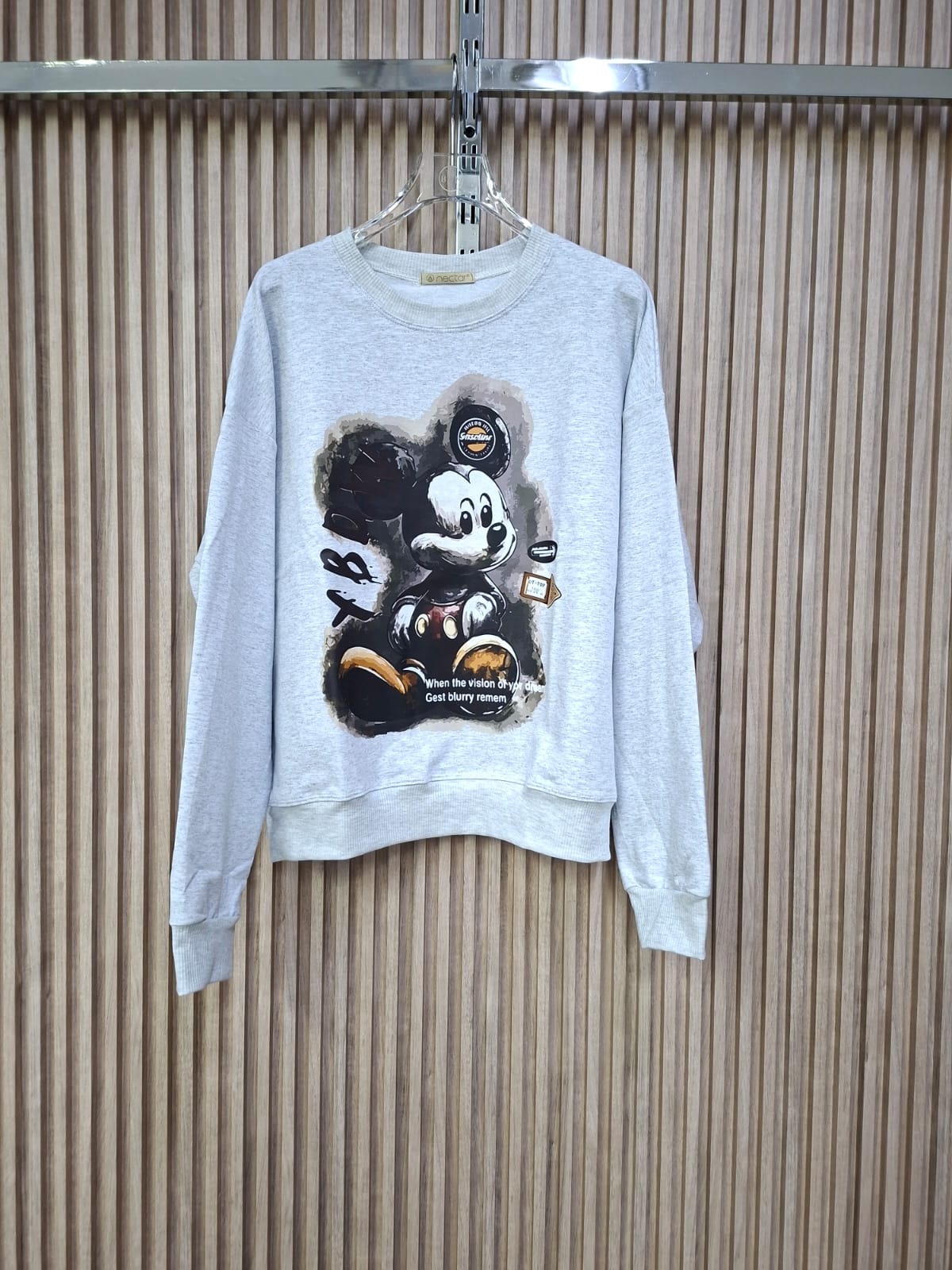 Sudadera Terry Ratoncito. De Tela Algodon Suave, Prenda Basica Con Personalidad Y Humor, El Estampado Le Da Un Estilo Moderno Y Comico.