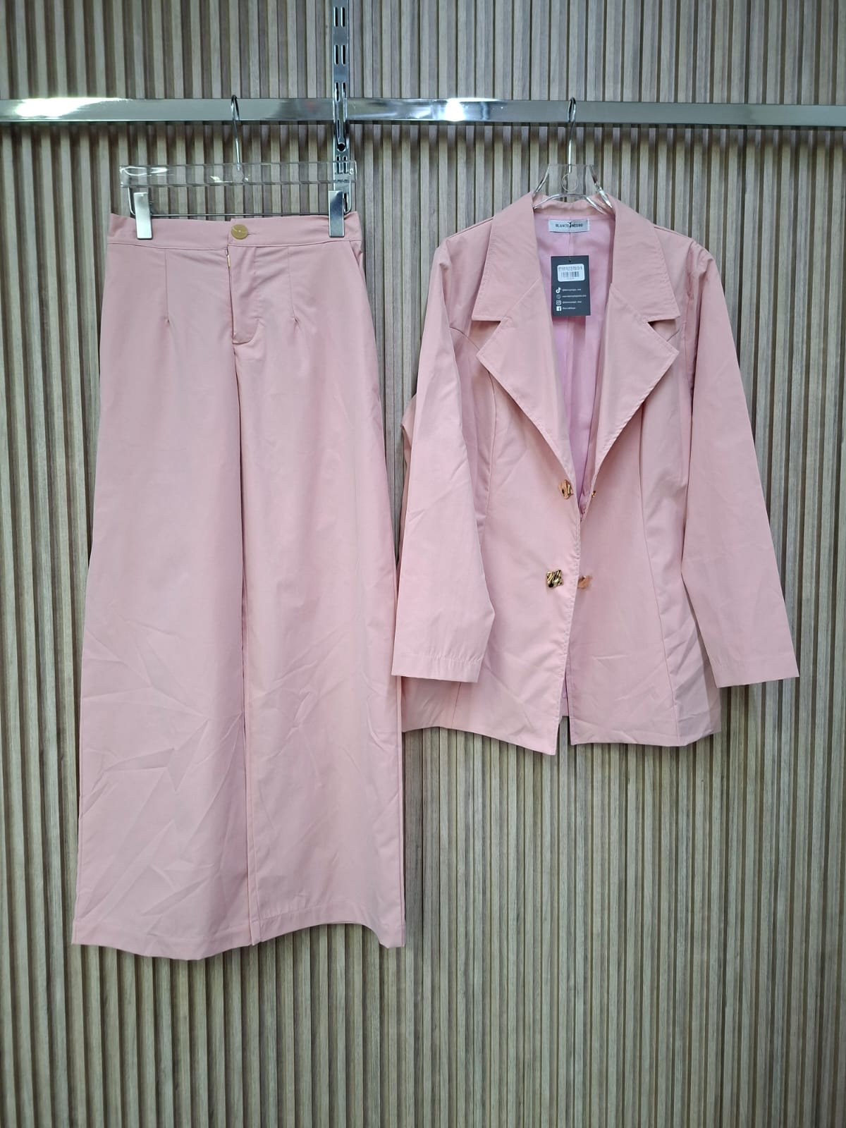 Set Noir Popelina Satin. Modelo Que Resalta El Equilibrio Entre La Sofisticacion Moderna Y La Versatilidad, Proyecta Mucha Seguridad Y Buen Gusto, Es Super Femenino Y De Silueta Favorecedora, De Tallas S/m Y G/XG.