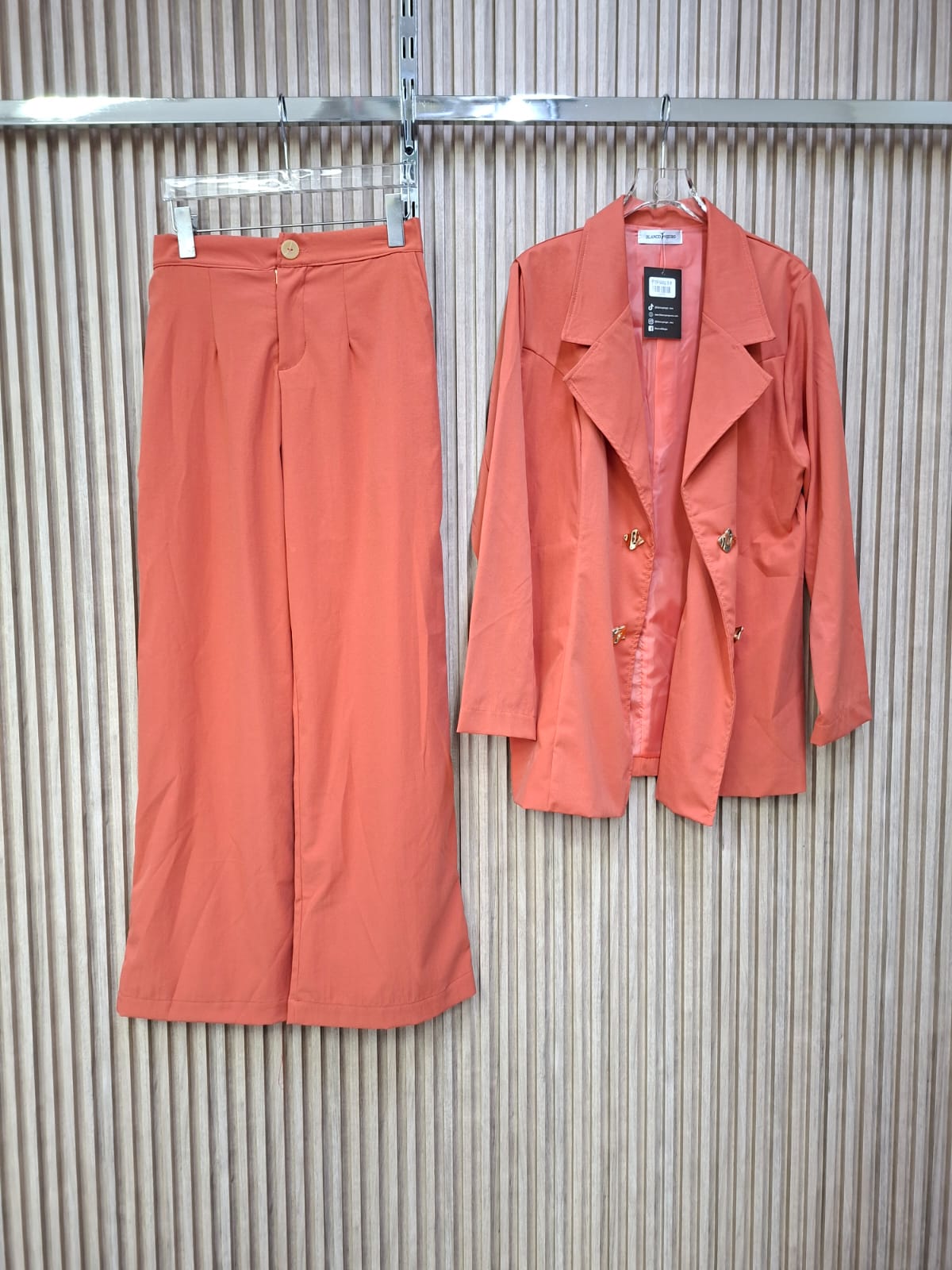 Set Noir Popelina Satin. Modelo Que Resalta El Equilibrio Entre La Sofisticacion Moderna Y La Versatilidad, Proyecta Mucha Seguridad Y Buen Gusto, Es Super Femenino Y De Silueta Favorecedora, De Tallas S/m Y G/XG.