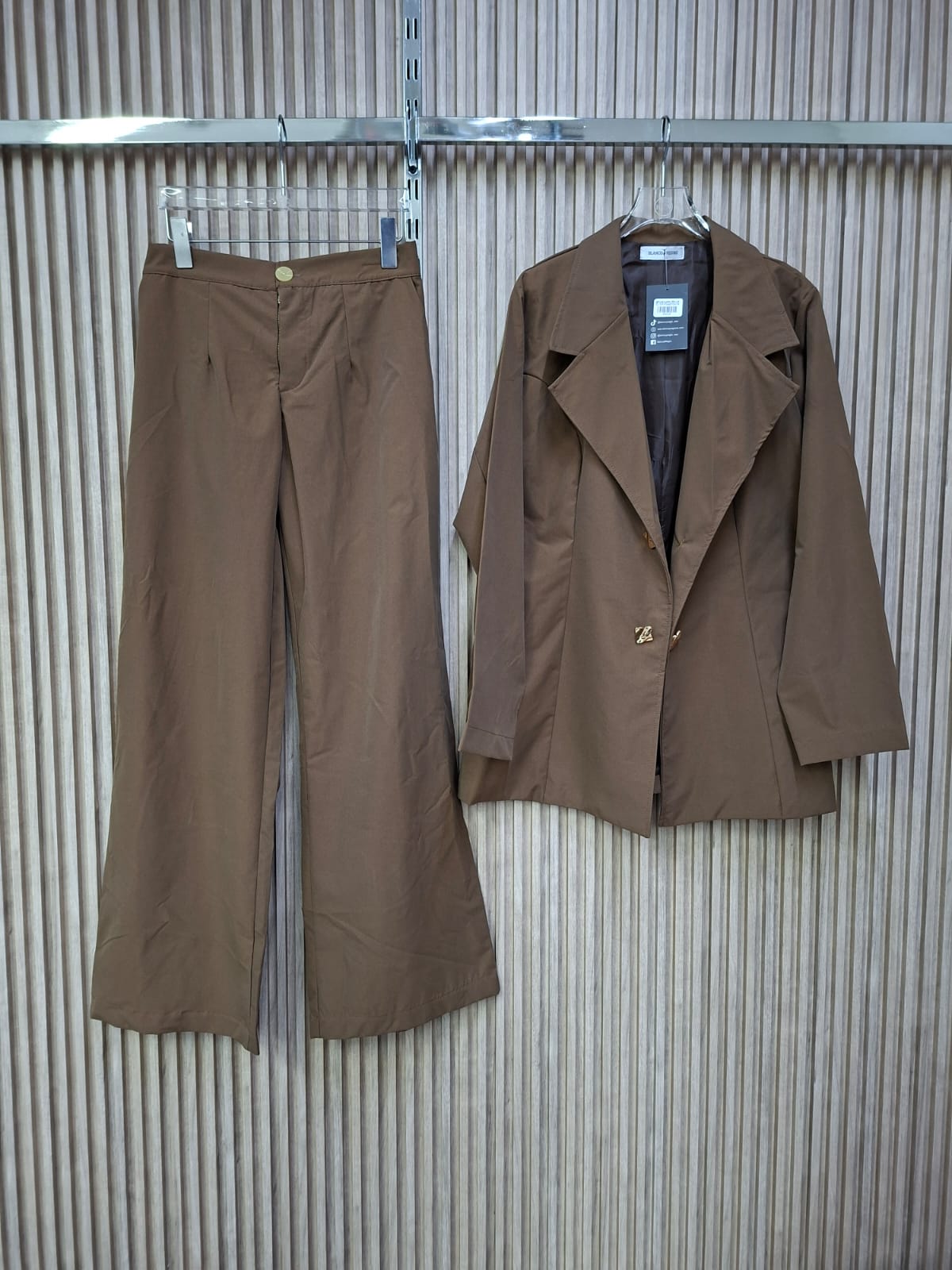 Set Noir Popelina Satin. Modelo Que Resalta El Equilibrio Entre La Sofisticacion Moderna Y La Versatilidad, Proyecta Mucha Seguridad Y Buen Gusto, Es Super Femenino Y De Silueta Favorecedora, De Tallas S/m Y G/XG.