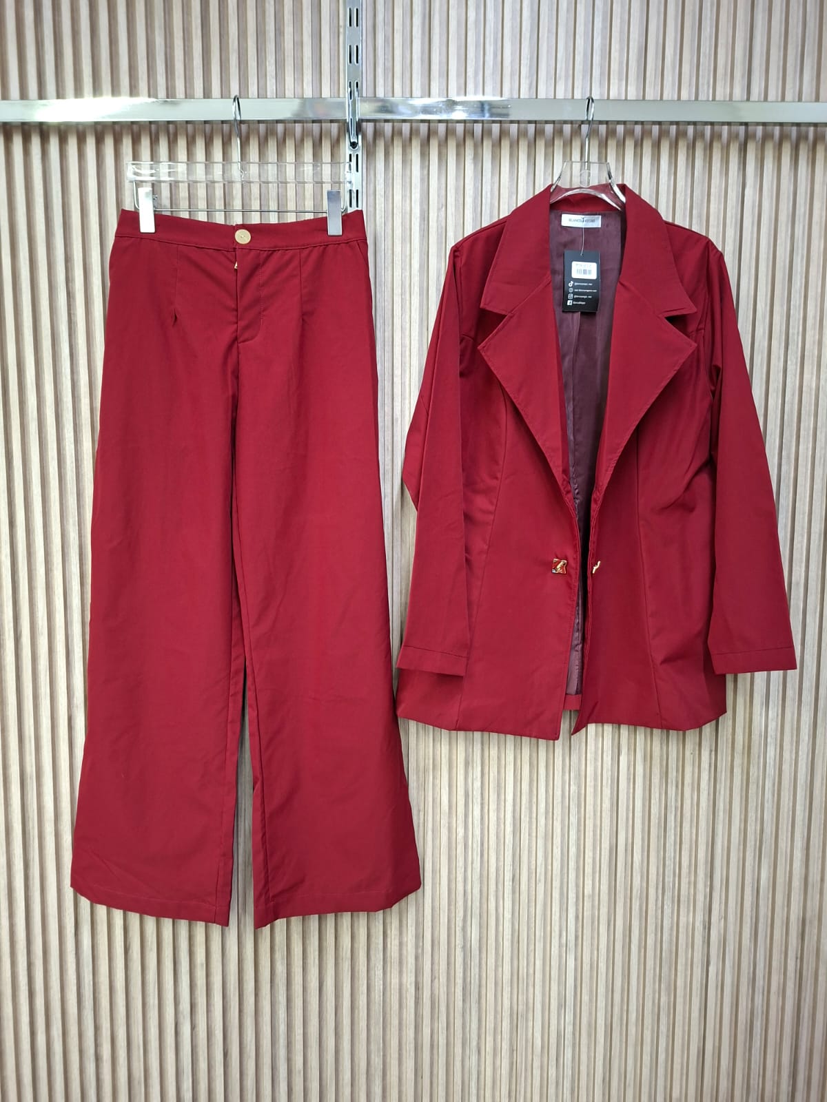 Set Noir Popelina Satin. Modelo Que Resalta El Equilibrio Entre La Sofisticacion Moderna Y La Versatilidad, Proyecta Mucha Seguridad Y Buen Gusto, Es Super Femenino Y De Silueta Favorecedora, De Tallas S/m Y G/XG.