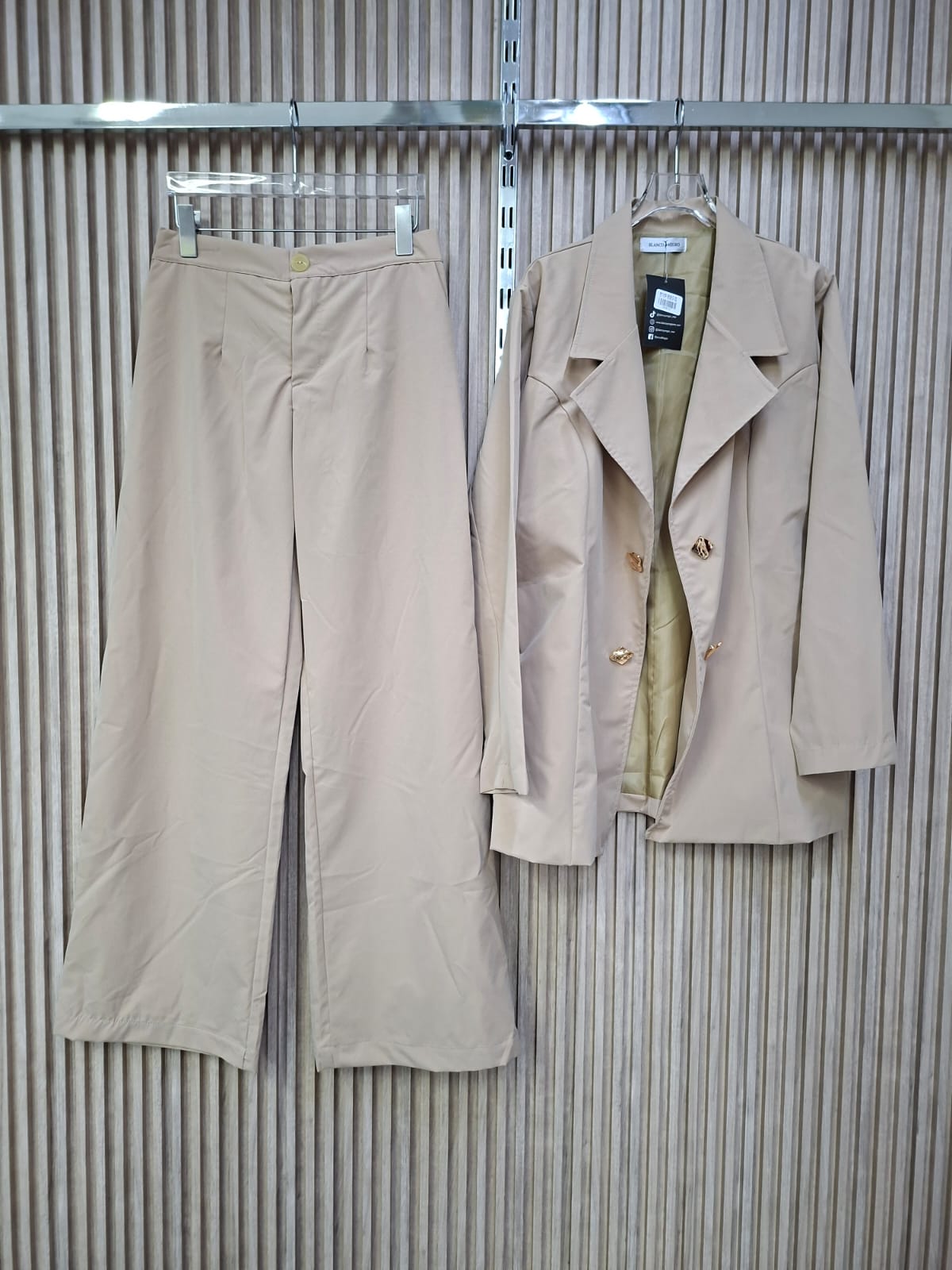 Set Noir Popelina Satin. Modelo Que Resalta El Equilibrio Entre La Sofisticacion Moderna Y La Versatilidad, Proyecta Mucha Seguridad Y Buen Gusto, Es Super Femenino Y De Silueta Favorecedora, De Tallas S/m Y G/XG.