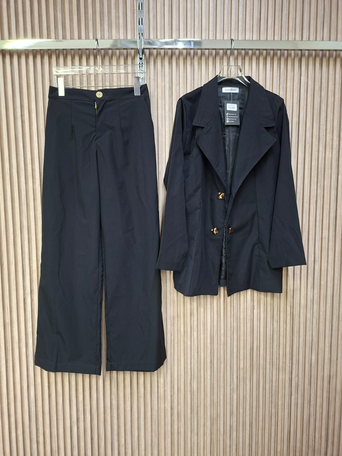 Set Noir Popelina Satin. Modelo Que Resalta El Equilibrio Entre La Sofisticacion Moderna Y La Versatilidad, Proyecta Mucha Seguridad Y Buen Gusto, Es Super Femenino Y De Silueta Favorecedora, De Tallas S/m Y G/XG.