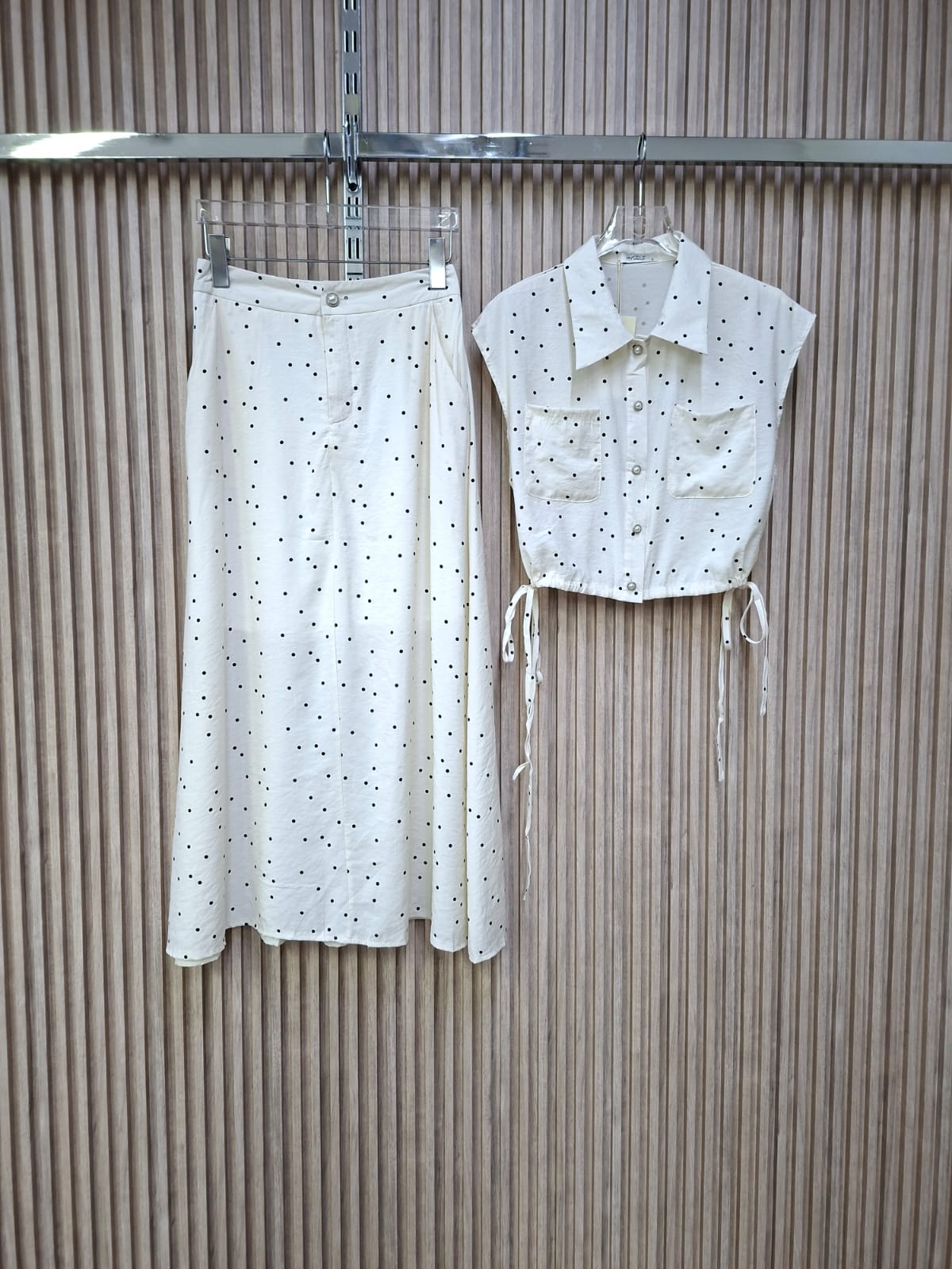 Set M5325SE Brisa. Modelo De Falda Y Blusa, Super Femenino, Comodo, Fresco, La Blusa Tiene Corte Crop Top Con Ajustadores A Los Lados, Se Pueden Usar Las 2 Piezas Juntas O Separadas.