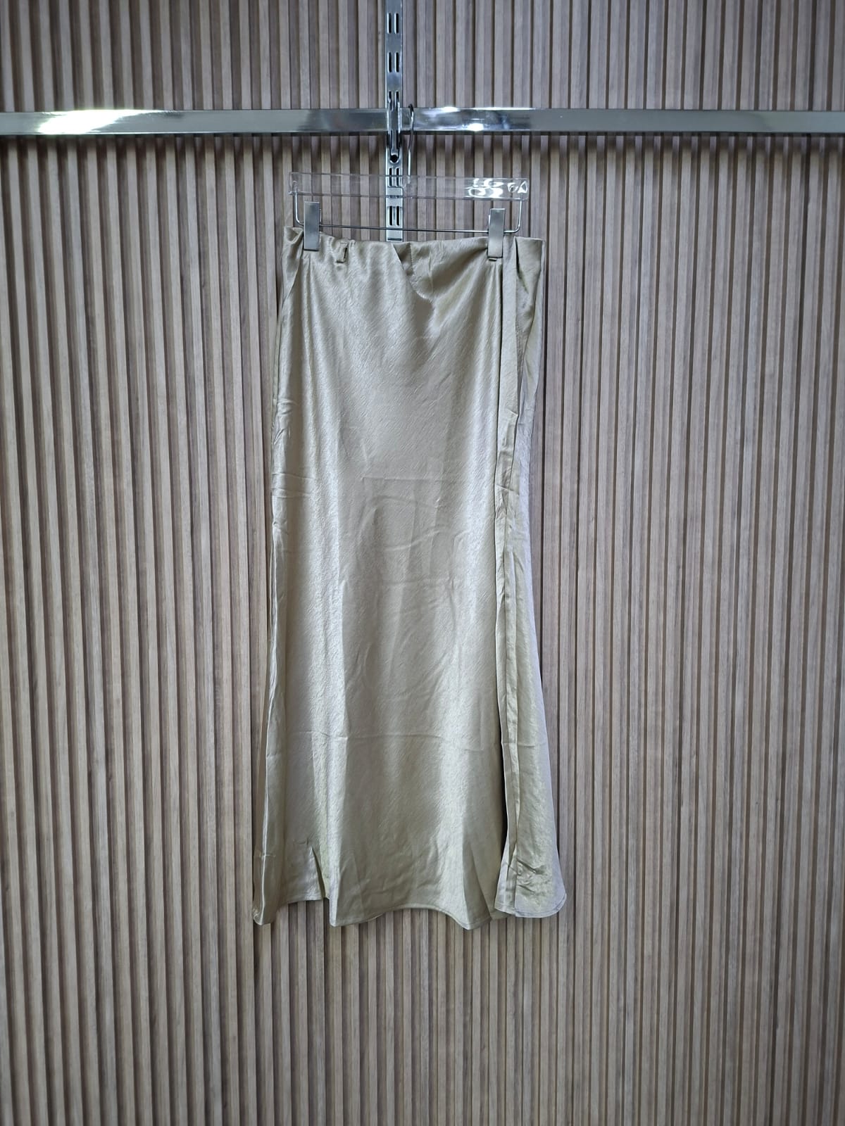 Falda Satin 54000S Vania. Super Comoda, Fresca, Te Permite Sentirte Libre, Ideal Para El Uso Del Dia A Dia, Te Incluye Cinturon.