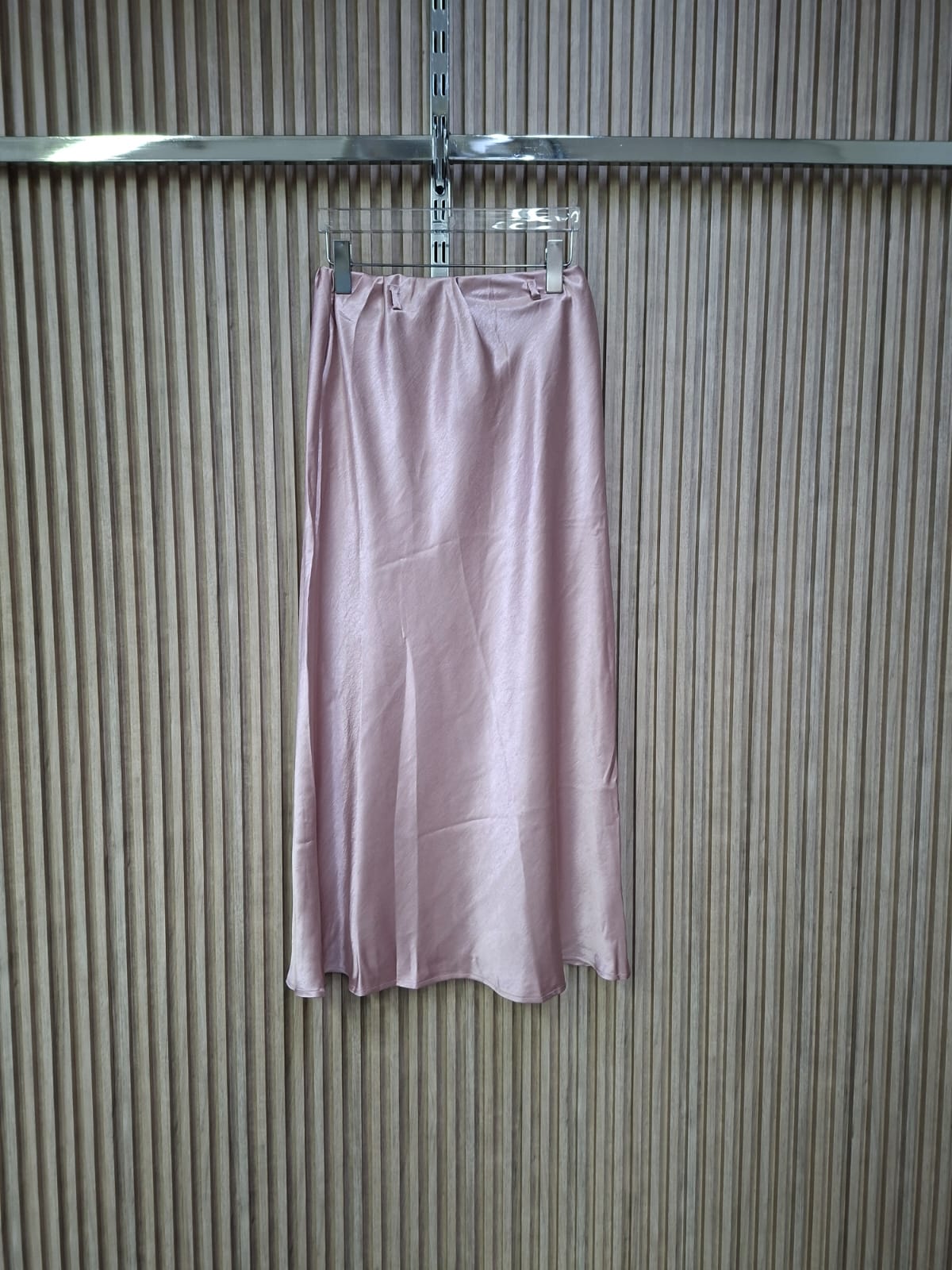 Falda Satin 54000S Vania. Super Comoda, Fresca, Te Permite Sentirte Libre, Ideal Para El Uso Del Dia A Dia, Te Incluye Cinturon.