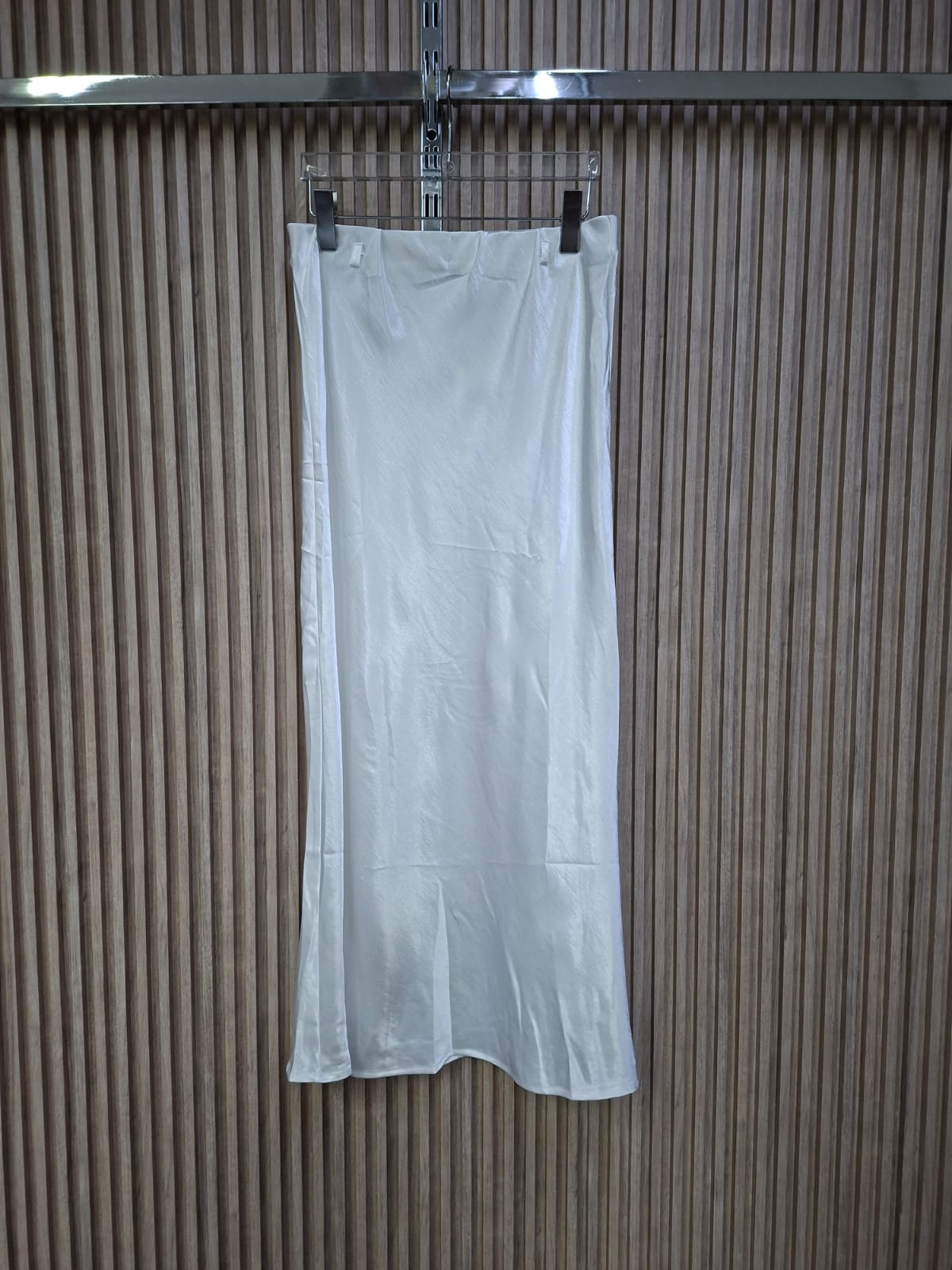 Falda Satin 54000S Vania. Super Comoda, Fresca, Te Permite Sentirte Libre, Ideal Para El Uso Del Dia A Dia, Te Incluye Cinturon.