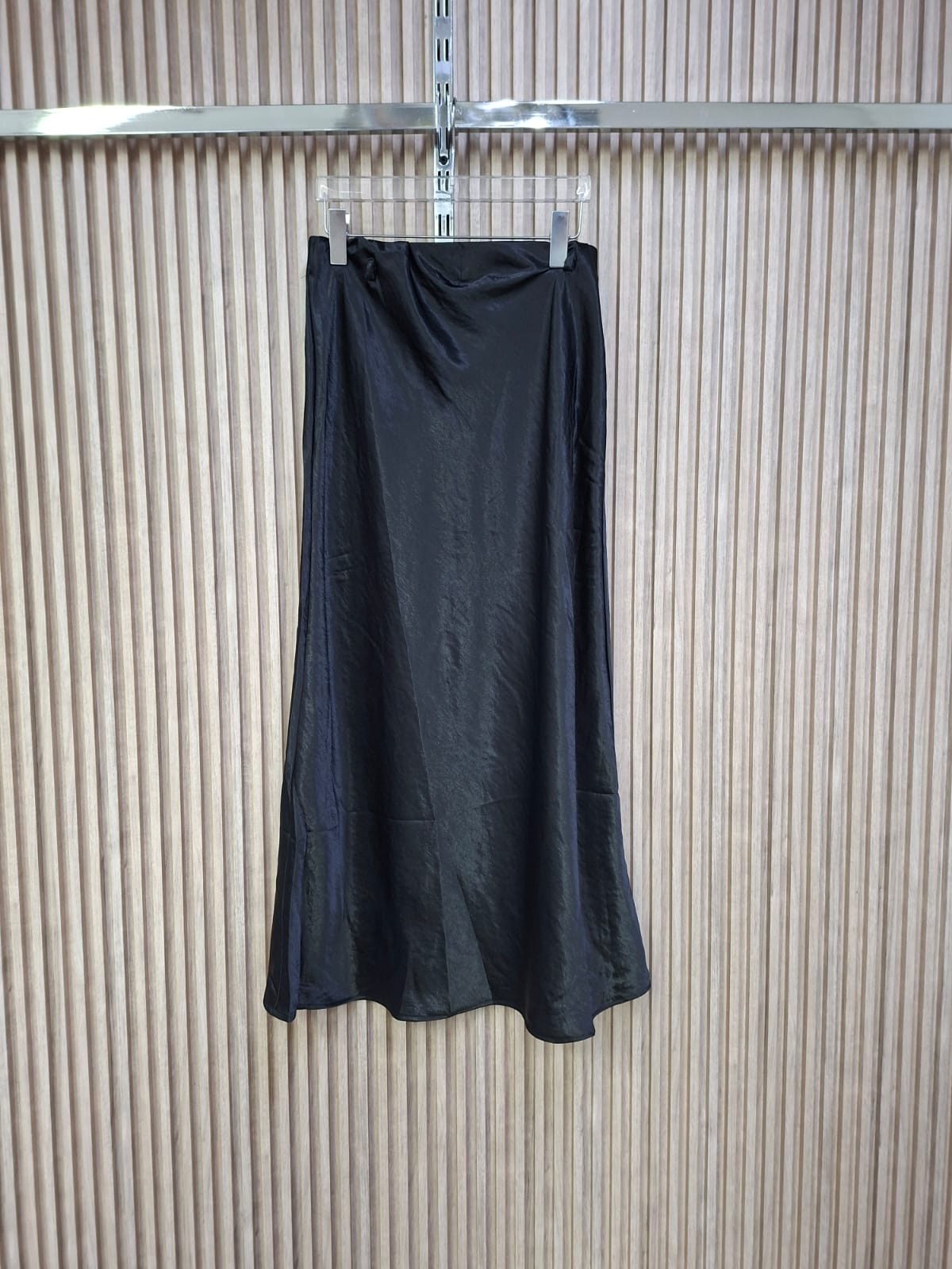 Falda Satin 54000S Vania. Super Comoda, Fresca, Te Permite Sentirte Libre, Ideal Para El Uso Del Dia A Dia, Te Incluye Cinturon.