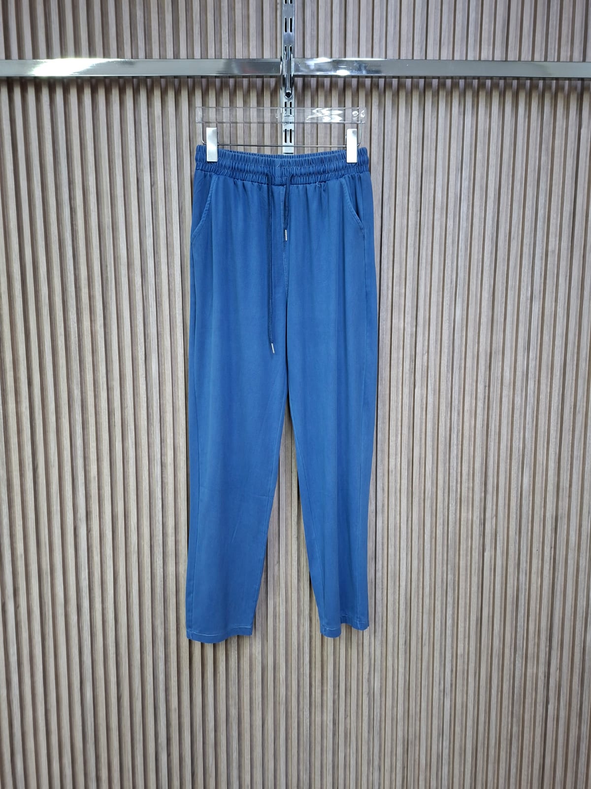 Pantalon TS69 Ashly. Super Comodo, Casual, Combinable, Versatil, Fresco Para El Uso Del Dia A Dia, Super Femenino Y De Tela Tipo Mezclilla Con Algodon Y Elastico.